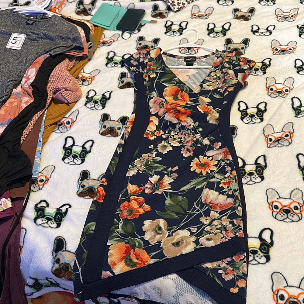 Very cute, flowery spring summer size extra small rue 21 dress